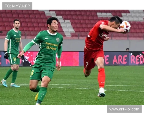 足球场上球星激凸瞬间引发热议球迷热情讨论背后隐藏的体育文化现象